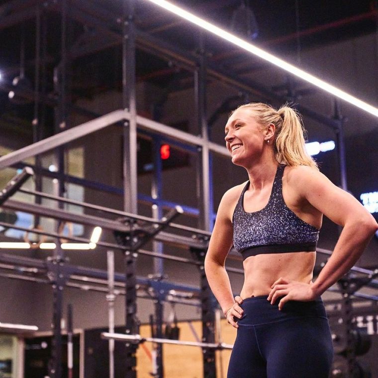 La entrenadora Kate Maxey propone una serie de fuerza con peso y sin peso. Foto: Archivo