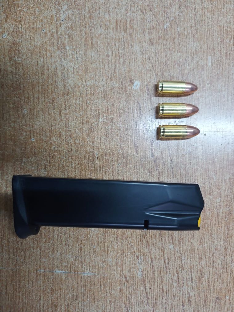 El cargador y las balas 9 milímetros que le secuestraron al motociclista. El cargador y las balas 9 milímetros que le secuestraron al motociclista.