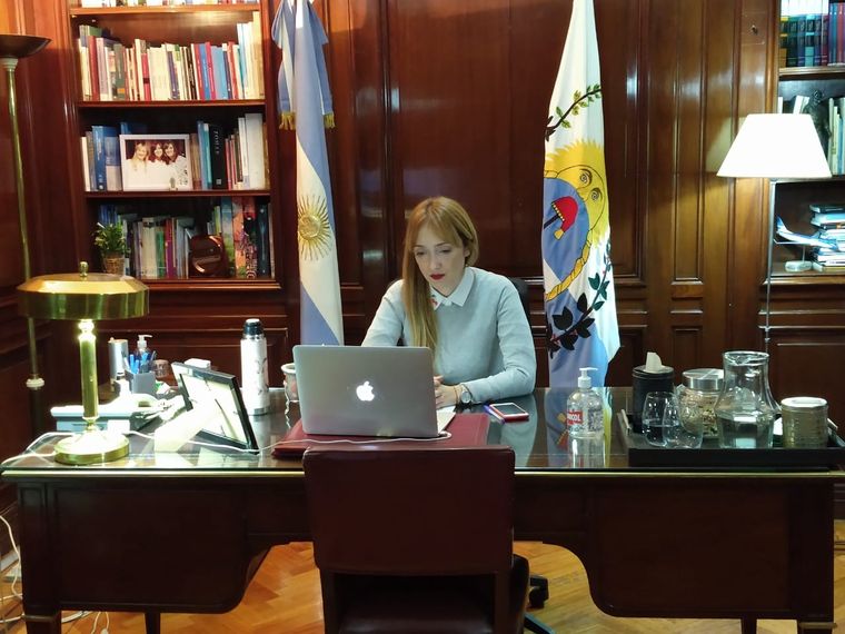 La senadora mendocina en su despacho del Congreso de la Nación