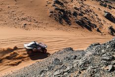 El Audi del sueco en acción. Foto: @dakar