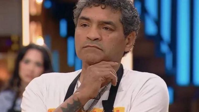 El Roña Castro visitó el piso de Intrusos y no dejó títere con cabeza al hablar de MasterChef. El Roña Castro visitó el piso de Intrusos y no dejó títere con cabeza al hablar de MasterChef.