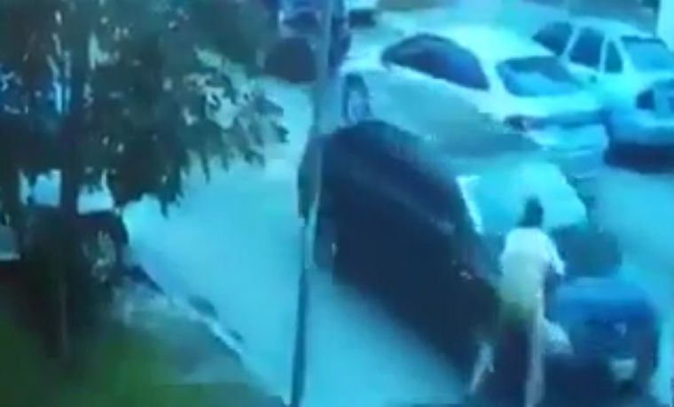 El conductor arrastró a una de sus víctima en el capot del auto Foto: Captura de video