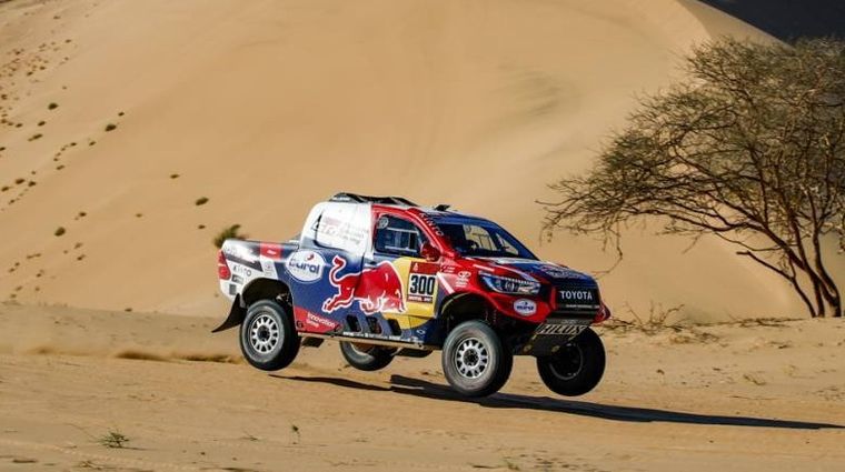 Al-Attiyah, vigente campeón, sufrió varias pinchaduras. Rally Dakar Foto: Rally Dakar