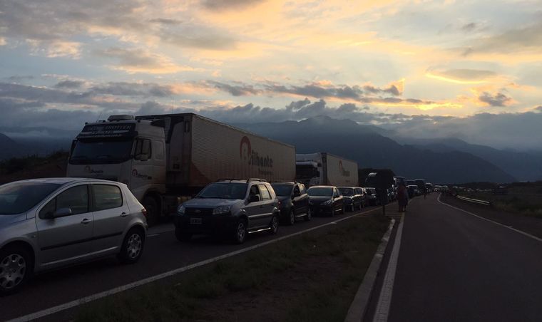 Esta semana, se volvieron a visibilizar largas filas de autos en la aduana de Los Libertadores Foto: MDZ