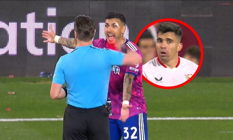 Paredes quejándose con el árbitro Danny Makkiele, quien expulsó a Acuña.