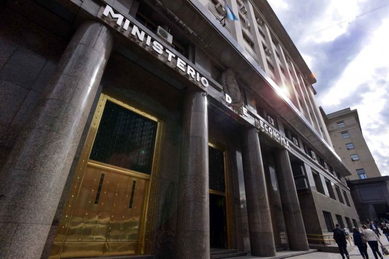 Empiezan los vencimientos de deuda: Economía deberá pagar US$ 2.600 millones este martes