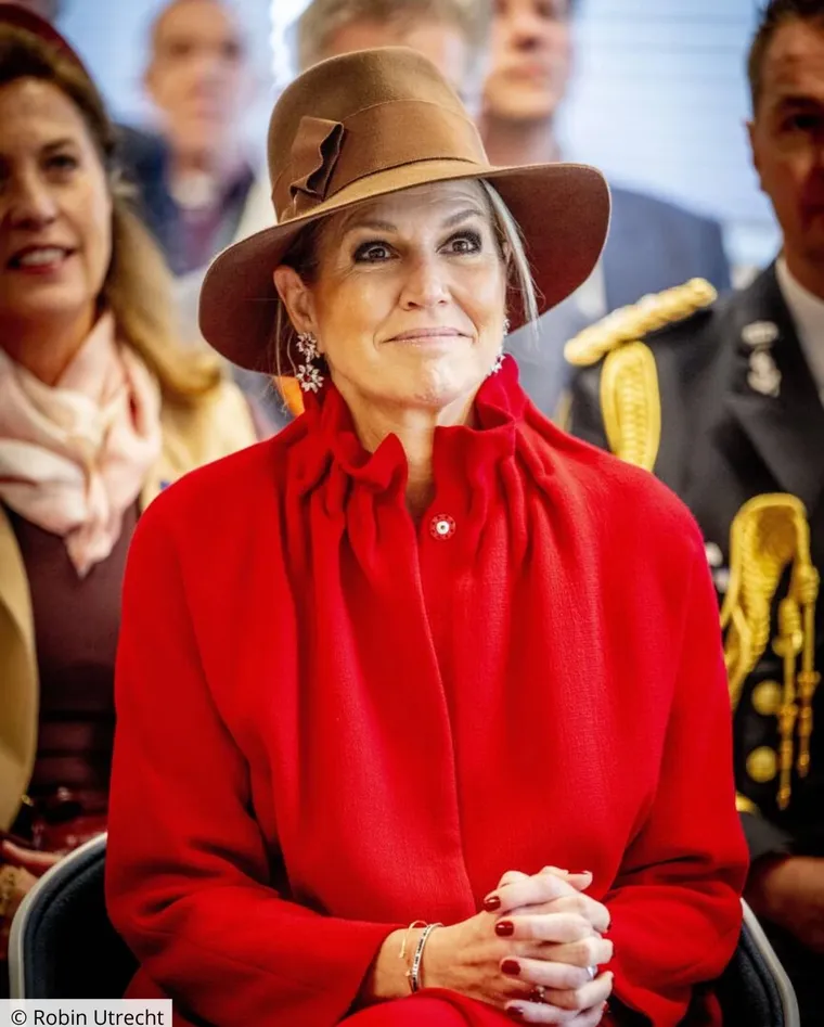 Máxima brilló con un look rojo y camel que ya es referencia de elegancia. Máxima brilló con un look rojo y camel que ya es referencia de elegancia.