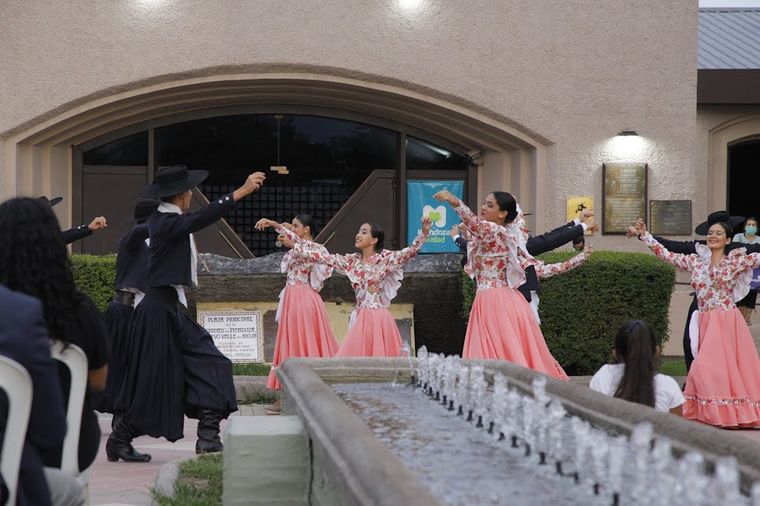 Folclore en la plaza Pedro del Castillo. Folclore en la plaza Pedro del Castillo.