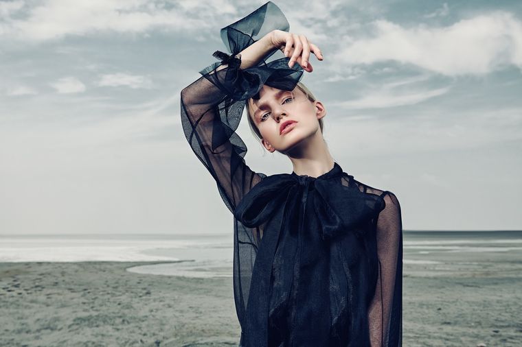 Las prendas con transparencias son el must have de la temporada. Foto: Shutterstock.