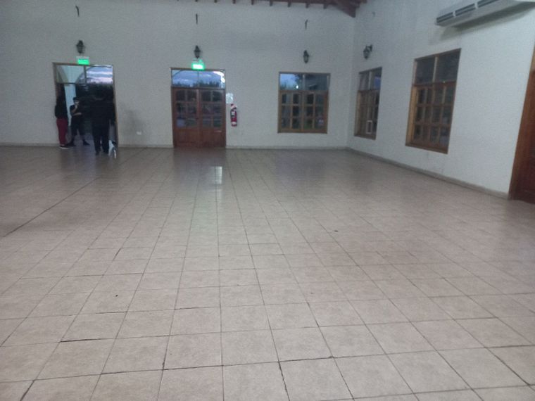 El salón de Casa Bealear completamente vacío el sábado cuando los alumnos tenían la cena de egresados.&nbsp;