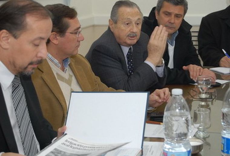 Frigerio (al centro) rodeado de legisladores. Foto: Diputados