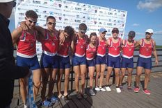El 8 Senior A de Regatas en la premiación. Foto: Prensa Regatas