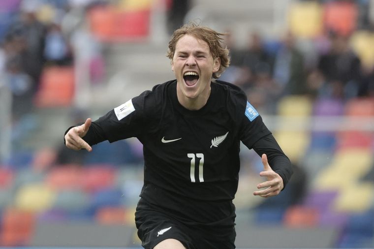 Norman Garbett festeja el gol de la victoria. Foto: EFE