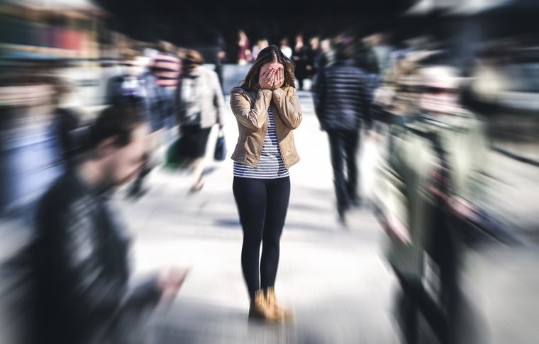Desde hace mucho tiempo, en diversos ámbitos, se vienen señalando los inconvenientes, las enfermedades y la falta de compasión que genera el uso abusivo de la tecnología. Foto: Shutterstock