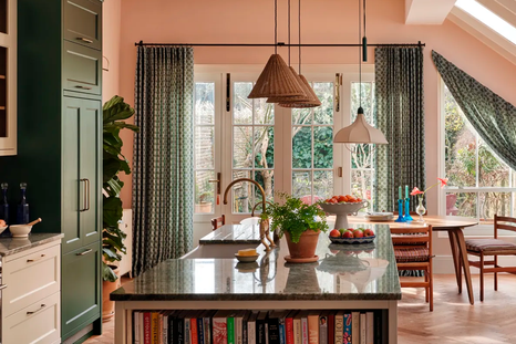 Las estanterías integradas en esta isla de cocina refuerzan la idea de que la cocina funciona más allá de la preparación de alimentos. Las estanterías integradas en esta isla de cocina refuerzan la idea de que la cocina funciona más allá de la preparación de alimentos.
