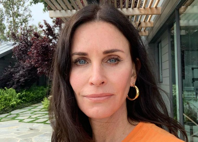Foto: https://www.infobae.com/america/entretenimiento/2019/06/15/courteney-cox-cumple-55-anos-la-estrella-de-friends-que-sufrio-envejecer-en-hollywood/