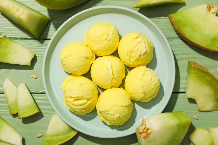 La receta de helado de melón se adapta fácilmente a versiones veganas o sin lácteos. La receta de helado de melón se adapta fácilmente a versiones veganas o sin lácteos.