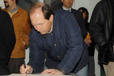 MDZol | El legislador nacional participó de la visita que Lavagna realizó a la Zona Este y firmó el libro de visitas de Bodegas Crotta. Foto: Nacho Gaffuri / MDZ