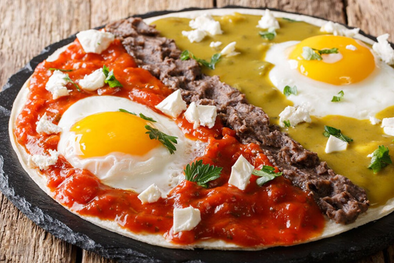 MDZol | Esta receta debe su nombre a la separación visual de las dos salsas, que “divorcian” los huevos, convirtiéndola en una receta divertida y muy representativa del humor culinario mexicano.