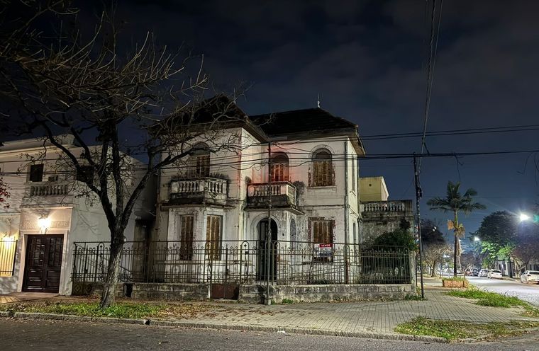 Ruidos, apariciones y luces que se prenden y apagan solas son episodios repetidos en la casa embrujada, que está llena de historias. Foto: X de @nicolasmaggi.
