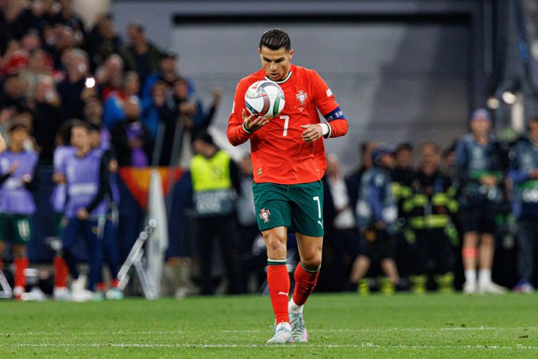 Cristiano Ronaldo abandonó la concentración de Portugal tras ver la roja ante Irlanda. Cristiano Ronaldo abandonó la concentración de Portugal tras ver la roja ante Irlanda.