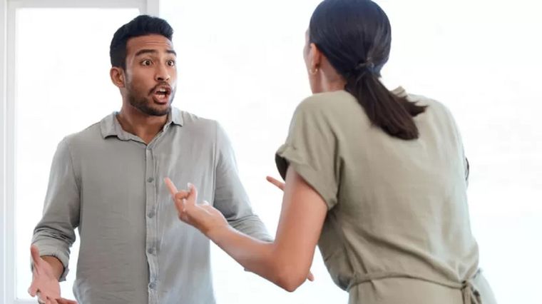 En una discusión puede haber frases que busquen manipularnos. Foto: GETTY IMAGES