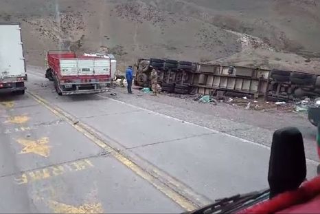 El vuelco fue en la misma curva de la tragedia de TurBus de febrero de 2017 Foto: Captura de pantalla