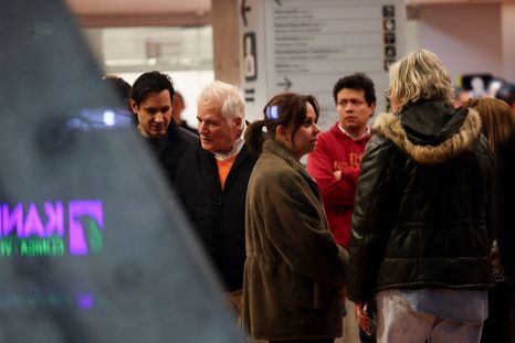 María Claudia Tarazona, esposa de Uribe Turbay, informó que el candidato presidencial había salido con vida de la primera cirugía. María Claudia Tarazona, esposa de Uribe Turbay, informó que el candidato presidencial había salido con vida de la primera cirugía.