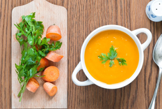 Una receta ligera de crema de zanahoria fría cremosa y deliciosa.