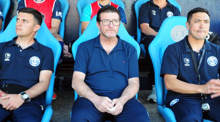 Independiente Rivadavia sufrió varias expulsiones en los últimos encuentros y su DT, Alfredo Berti, dejó claro que la meta es que el equipo arranque y termine con once jugadores.