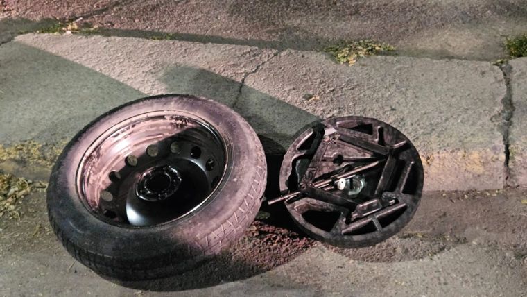 Dos sospechosos cayeron con una rueda de auxilio y un gato mecánico en la Ciudad de Mendoza.&nbsp;