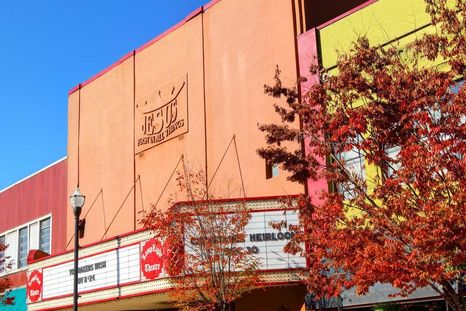 "Jesús sobre todas las cosas", lee el letrero en lo alto del histórico teatro Lamplight, en el centro de Kingsport.