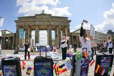 Miembros de la industria del turismo participan en una manifestación que exige ayuda financiera del Gobierno, en Berlín, Alemania, el 13 de mayo de 2020.