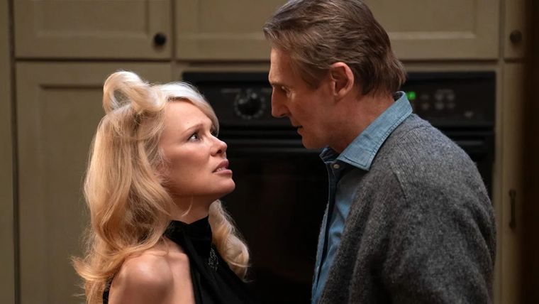 Anderson y Neeson se habrían enamorado durante el rodaje. Anderson y Neeson se habrían enamorado durante el rodaje.