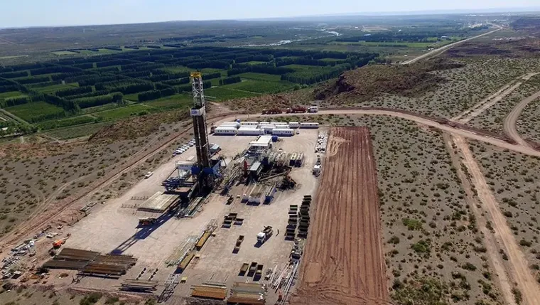 En la cima de Añelo se erige el principal centro de extracción de gas y petróleo del mundo.&nbsp;