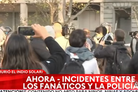 tension e incidentes entre la policia de la ciudad y fanaticos ricoteros en la plaza de mayo tension e incidentes entre la policia de la ciudad y fanaticos ricoteros en la plaza de mayo