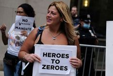 Foto: GETTY IMAGES. El personal sanitario que no quiere vacunarse se queja de que tras ser considerados como héroes, ahora se les obligue a vacunarse.