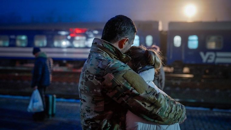 Ellas viajas a veces cientos de kilómetros para poder verlos.