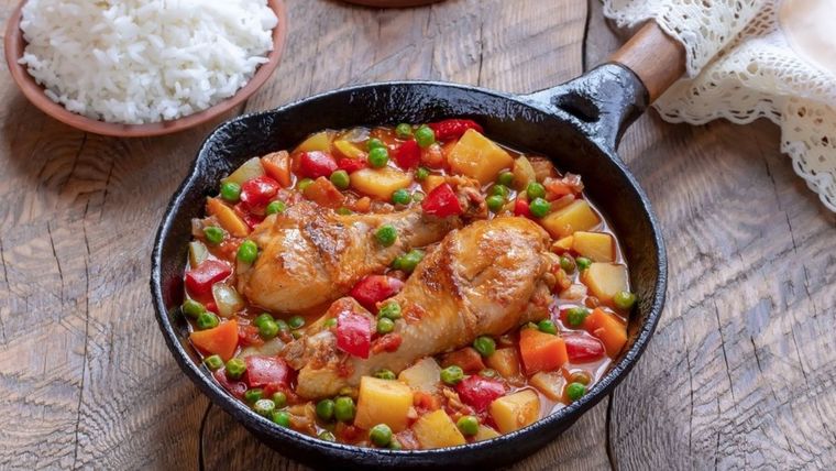 Este pollo a la jardinera es el aliado perfecto para esa reunión en familia, para agasajar a tus seres queridos ¡no dejes de hacerlo!
