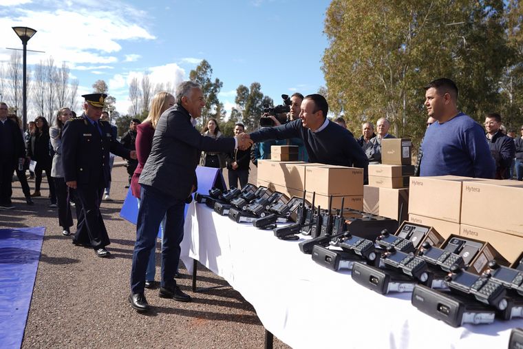 Alfredo Cornejo presentó equipamiento para la Policía de Mendoza