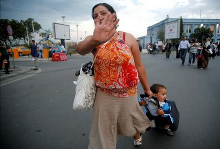 Una gitana llega al aeropuerto de Sofía, expulsada de Francia. Foto: EFE