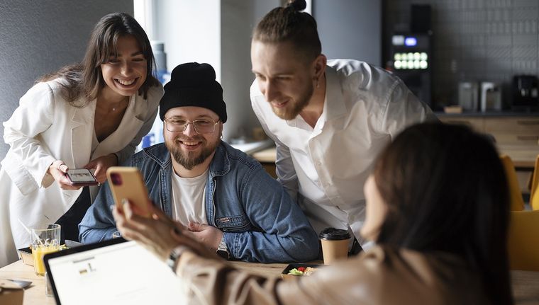 En forma acelerada, los jóvenes que ingresan en el sistema financiero se inclinan por las plataformas crediticias digitales. Foto: Freepik