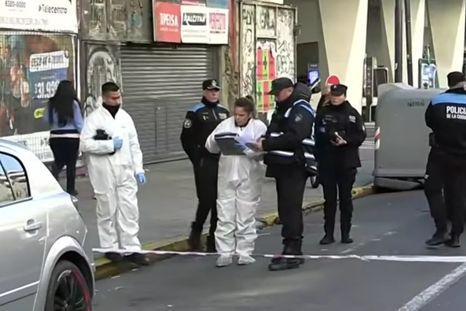 Efectivos policiales trabajan en Once para esclarecer el llamativo hallazgo de sangre y vainas de armas de fuego. Efectivos policiales trabajan en Once para esclarecer el llamativo hallazgo de sangre y vainas de armas de fuego.