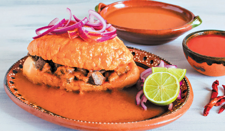 Esta receta nació por accidente cuando una torta cayó en una salsa, creando el platillo actual. Esta receta nació por accidente cuando una torta cayó en una salsa, creando el platillo actual.