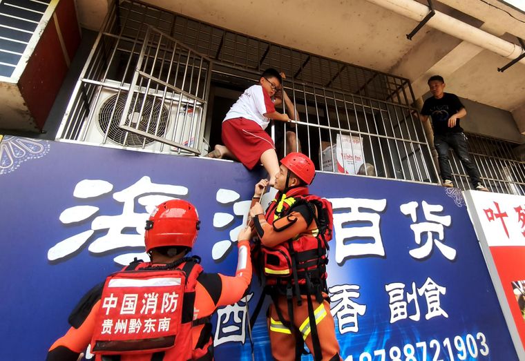 Las autoridades desplegaron equipos de socorro integrados por bomberos y voluntarios para realizar tareas de rescate y evacuación de los damnificados por las inundaciones en China.&nbsp;