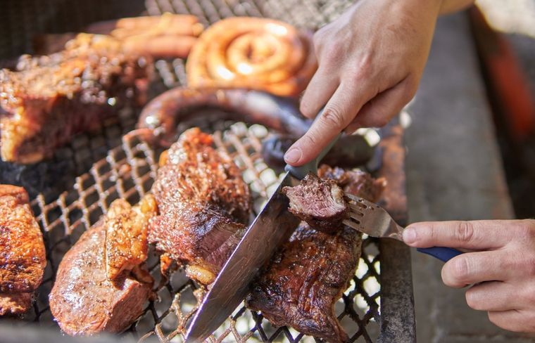 El ajo no solo limpia la parrilla, también potencia el aroma y la cocción de la carne durante el asado. Foto: Shutterstock El ajo no solo limpia la parrilla, también potencia el aroma y la cocción de la carne durante el asado. Foto: Shutterstock