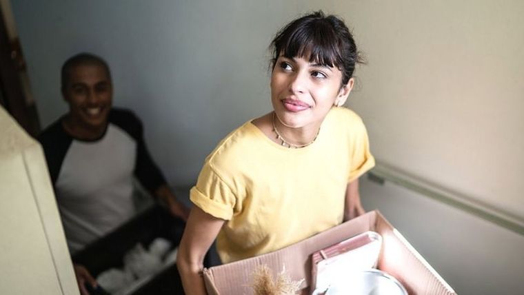 Menos personas están comprando viviendas en la región y más están rentando. Foto: GETTY IMAGES