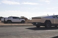 Tesla Cybertruck vs Hummer Foto: CarWow