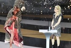 Corinne Masiero, a la izquierda, había sido invitada a la ceremonia para presentar el premio al mejor vestuario. Foto: EPA