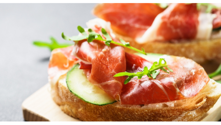 El jamón serrano se cura al aire durante meses, lo que concentra su sabor.